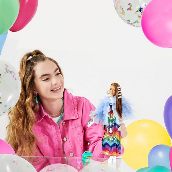 Barbie Extravagáns Baba - Szivárvány Csíkos Ruhában