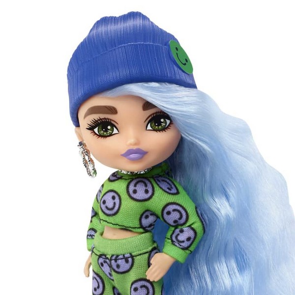Barbie Extravagáns Mini Baba Kék Sapkában