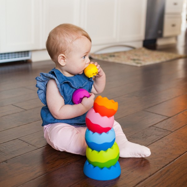 Fat Brain Toys Színes gömbök bébijáték