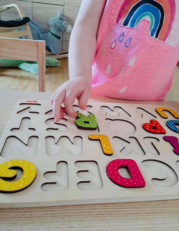 Goki Fa magasított ABC puzzle, színes