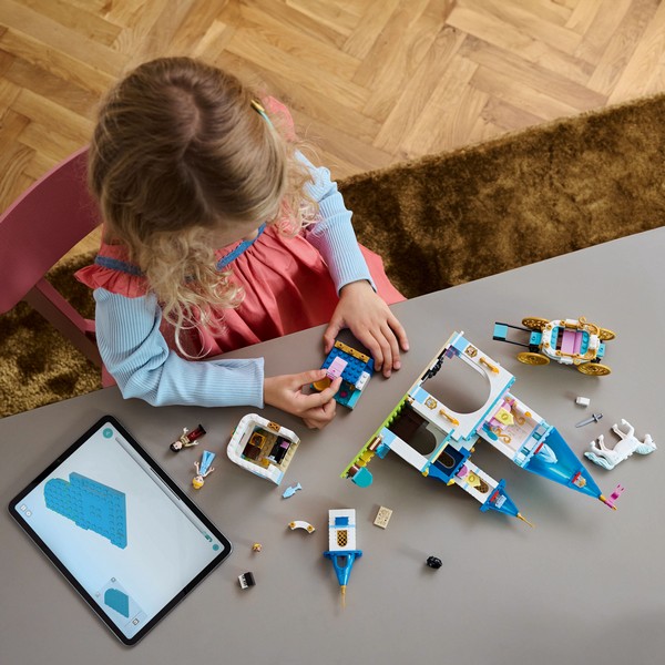 LEGO Disney Princess 43275 Hamupipőke Kastélya És Hintója