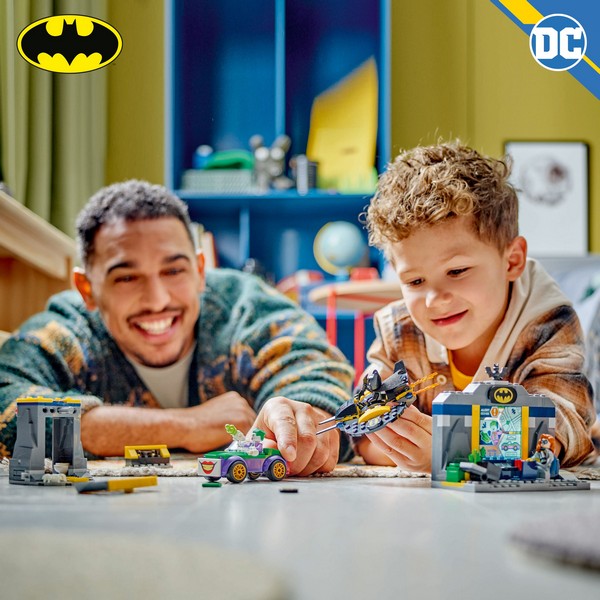 LEGO Super Heroes 76272 A Denevérbarlang™, Batman™, Batgirl™ és J