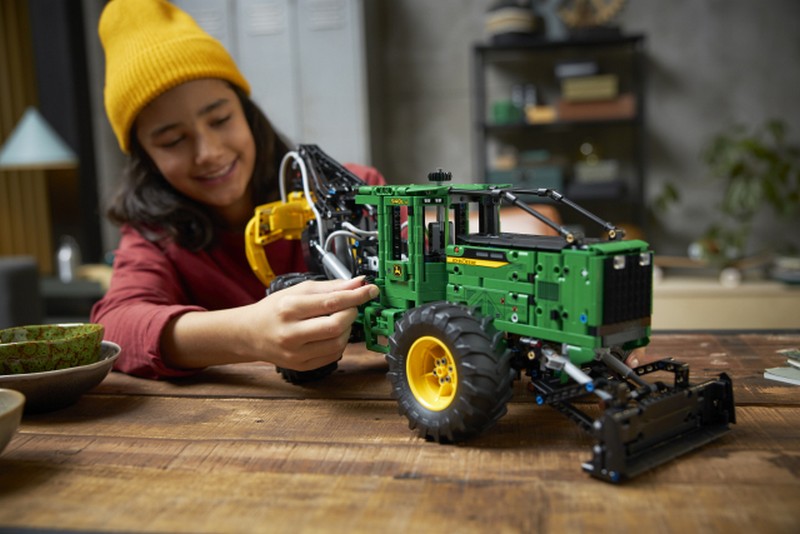 LEGO Technic 42157 John Deere 948L-II Skidder