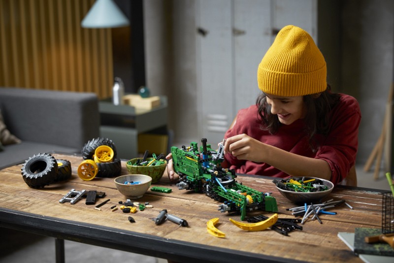 LEGO Technic 42157 John Deere 948L-II Skidder